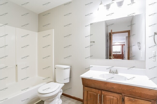 Building Photo - 522 Elaine Rd