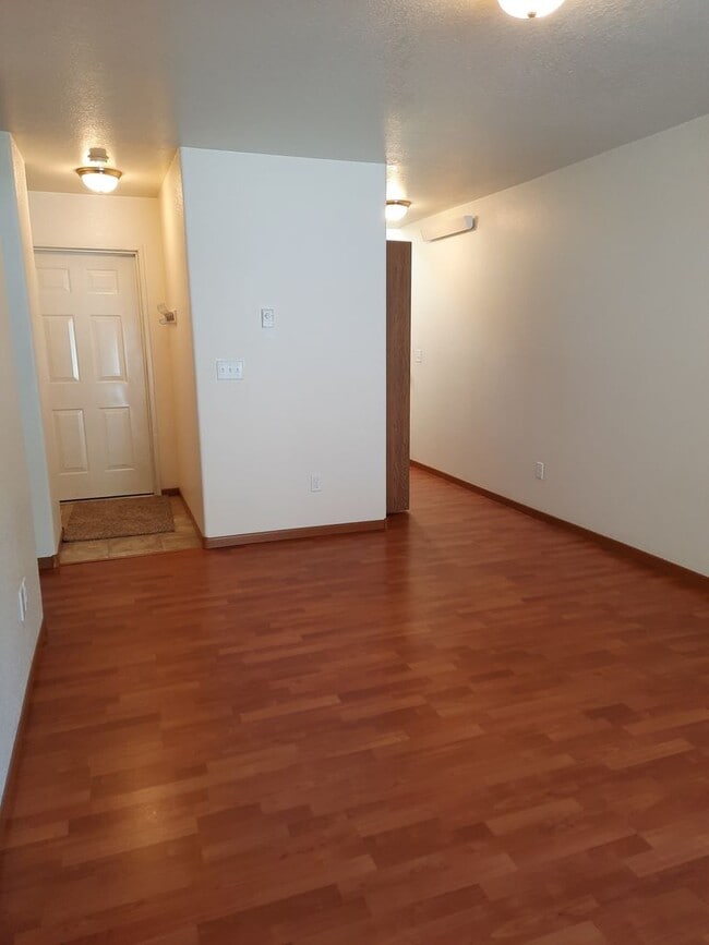 Building Photo - 2 BED | 2 BATH | TOWNHOME | SINGLE GARAGE ...