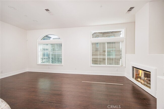 Building Photo - 225 Montana Del Lago Dr