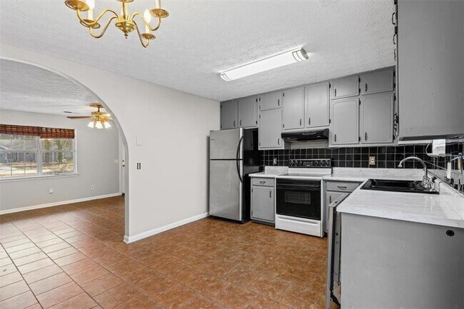 Building Photo - 120 Woodcrest Dr