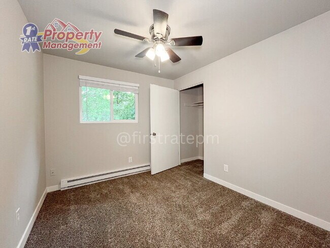 Building Photo - 1030 E Floral Ln