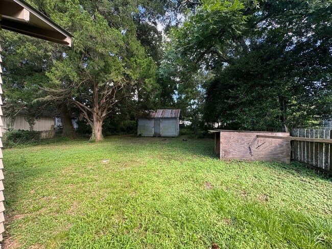 Building Photo - 616 E 11th St