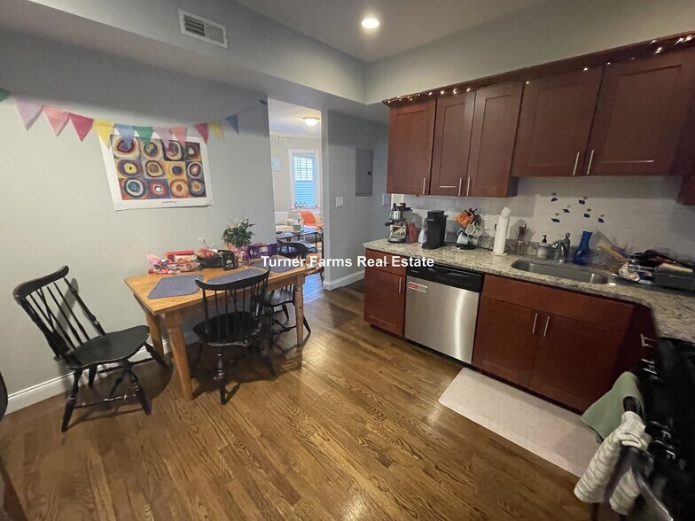 Building Photo - 47 Beech Glen St