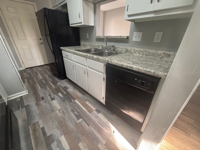 Building Photo - 5756 Crievewood Dr