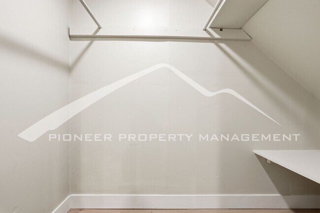 Building Photo - Spacious Duplex with Central AC and Washer/Dryer