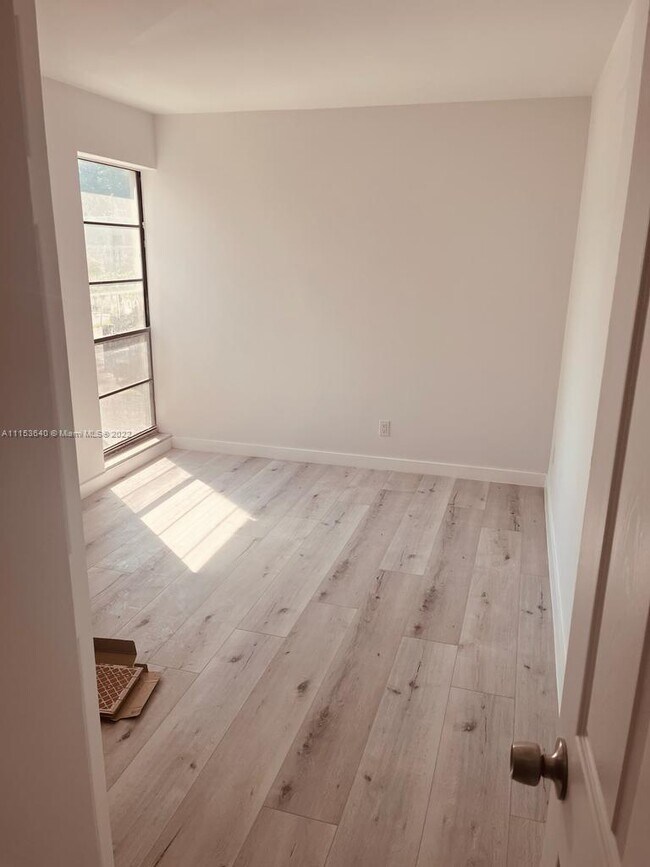 Building Photo - 8950 Palm Tree Ln