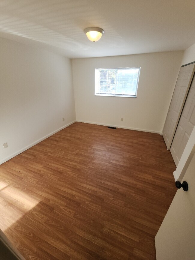 Building Photo - 2 Bedroom 1 Bath