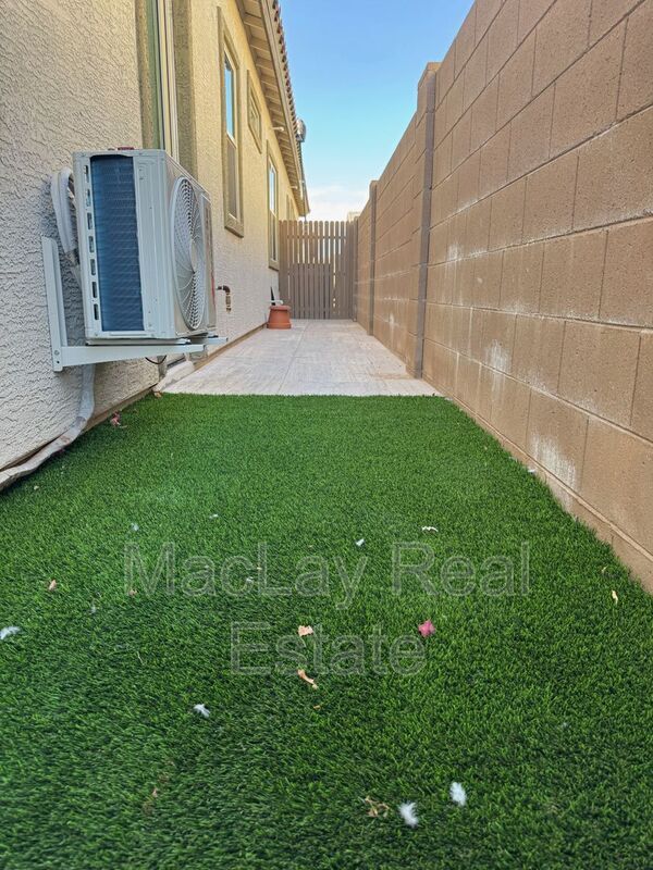 Building Photo - 2996 E Birdsong Ave