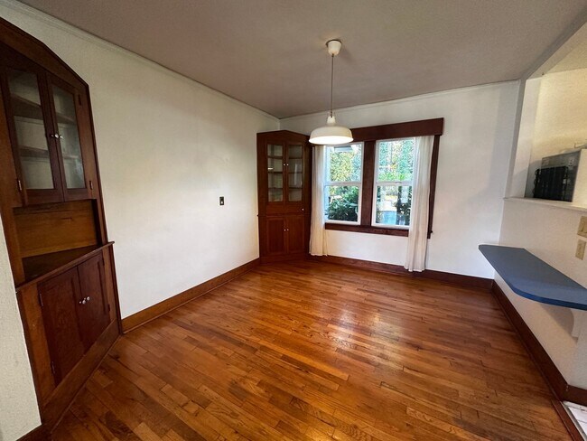 Building Photo - 3 Bedroom 2 Bath Single Family House