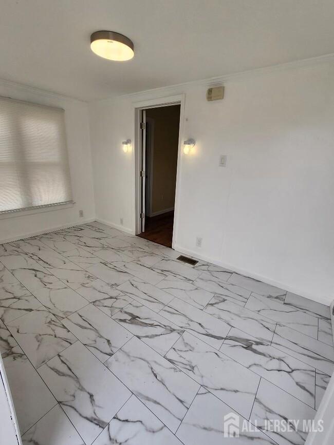 Building Photo - 18 Walnut St