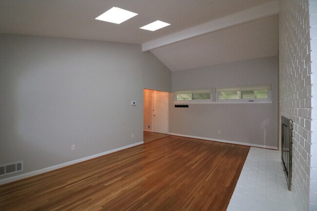 Building Photo - "Coming Soon". 4 bed + 2.5 Bath Stunning Split-Level in Kemp Mill