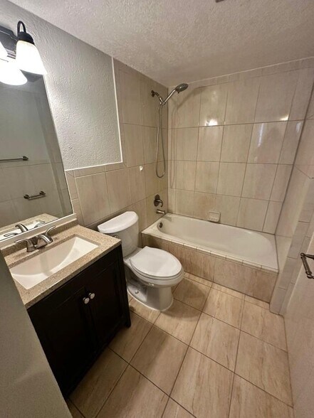 Building Photo - 4158 Inverrary Dr