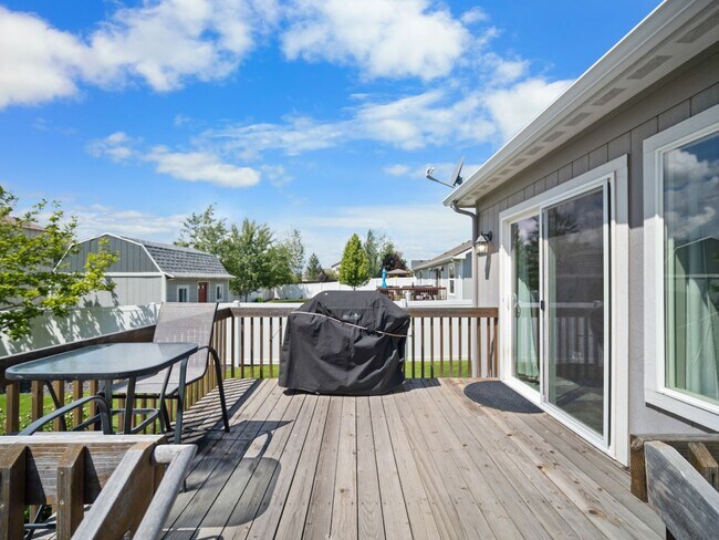 Building Photo - Beautiful home 5MILE/Big Yard & Garage (Furnished)