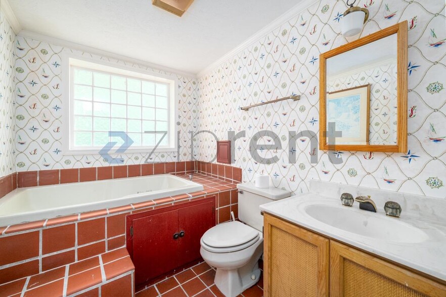 Building Photo - 615 Pinecrest Dr