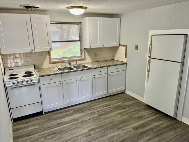Building Photo - Recently Remodeled 2BR/1BA Zephyrhills Home, Water & Sewer Included w/Rent