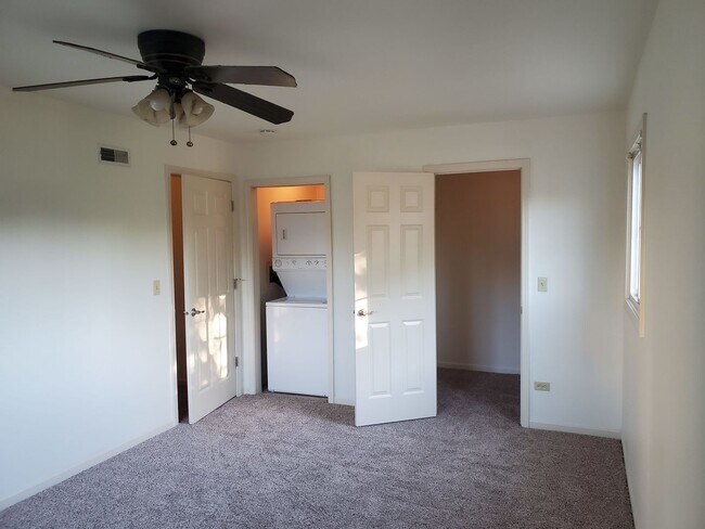 Building Photo - 833 Village Quarter Rd