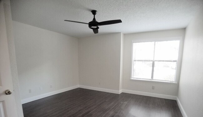 Building Photo - Gorgeous first floor 2/2 condo x Rent @  W...