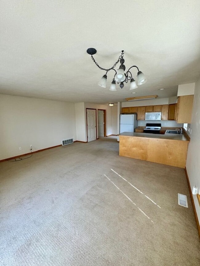 Building Photo - 2 Bedroom, 2 Bathroom Townhouse