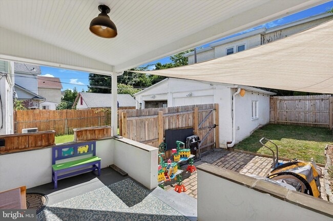 Building Photo - 322 Woodbine Ave