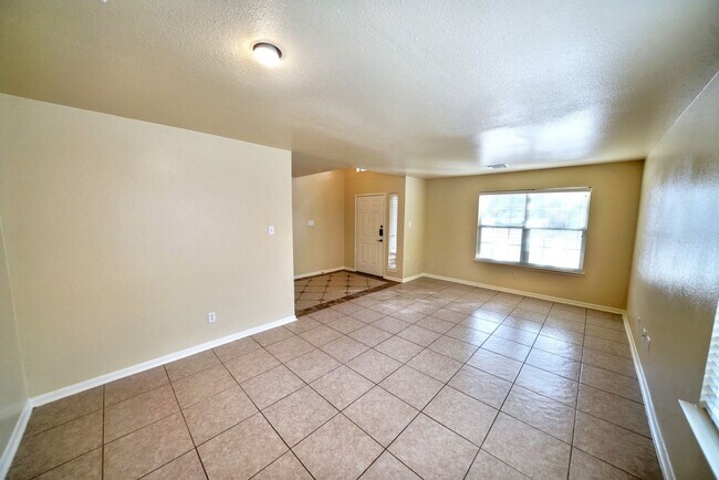 Building Photo - Beautiful Rental now available in Thistle Creek (Schertz) - 5 Bedrooms! Realtor Commission: $750
