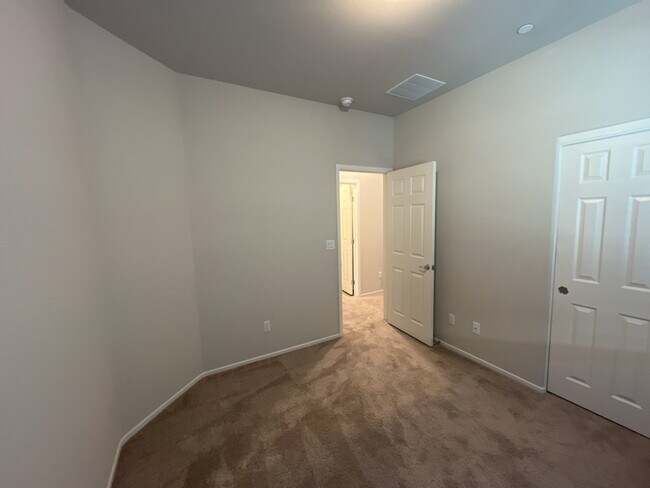 Building Photo - **SHORT TERM LEASE ONLY**  Beautiful 3 bedroom 3 bathroom townhome.
