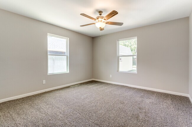 Building Photo - 1511 N Bradley St
