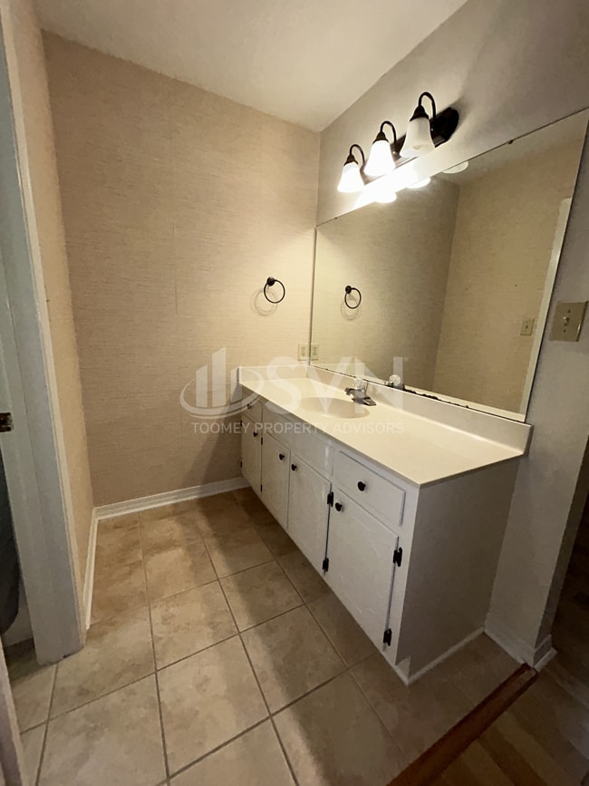 Building Photo - 200 Parma Dr