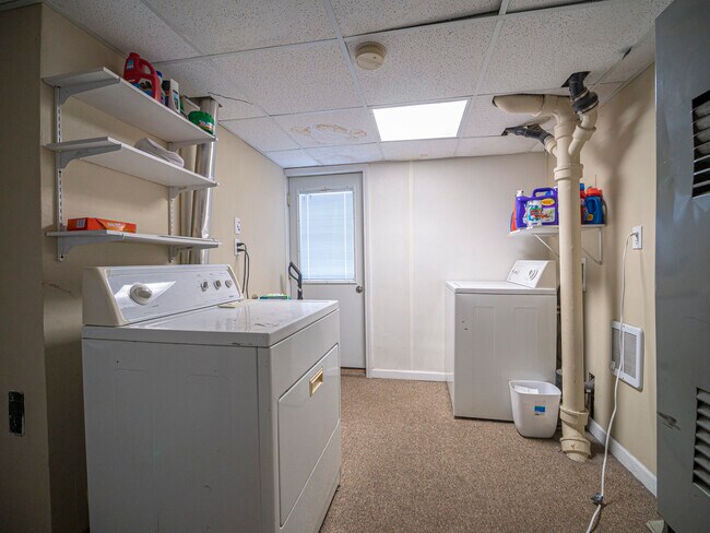 Building Photo - 1140 NE Lake St