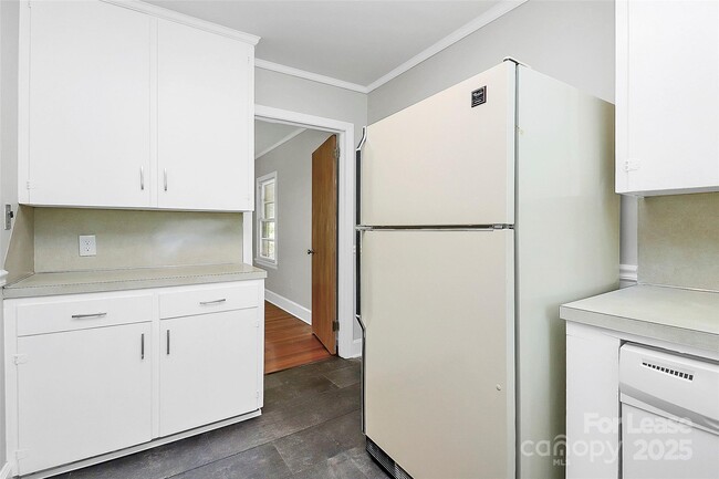 Building Photo - 207 Oak Dr