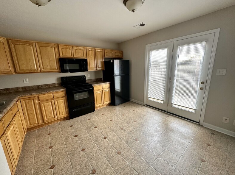 Building Photo - 121 Coyote Ct
