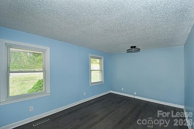 Building Photo - 266 Long St