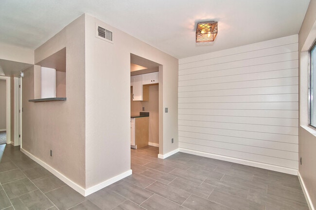 Building Photo - 616 S Hardy Dr