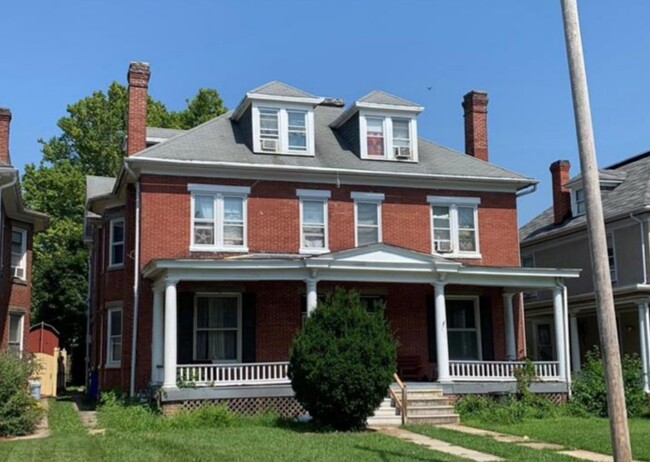 Building Photo - Three Bedroom Duplex