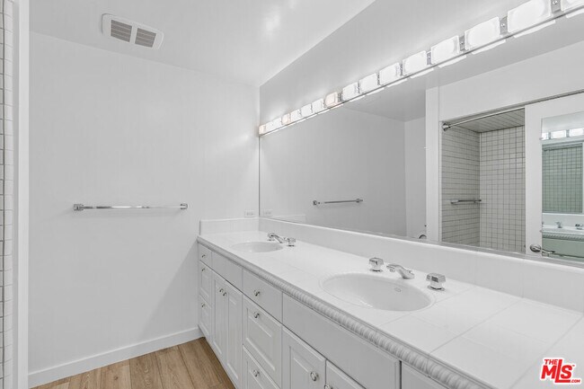 Building Photo - 825 S Gretna Green Way