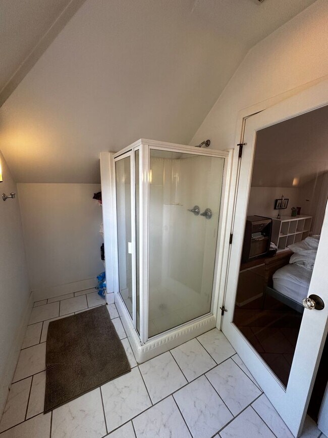 Building Photo - WestMoreland Gem! Portland Original, Huge ...