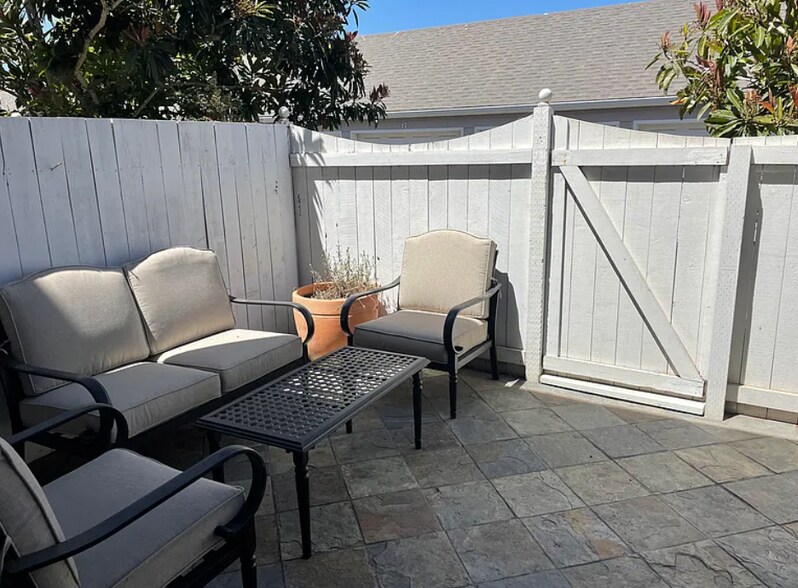 Building Photo - 4692 Carpinteria Ave