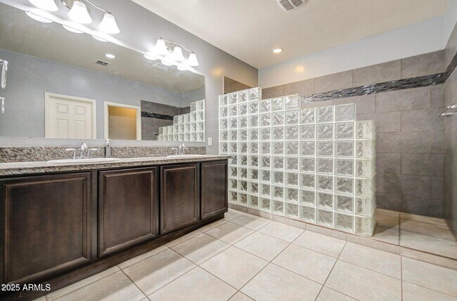 Building Photo - 6815 S 19th Ln