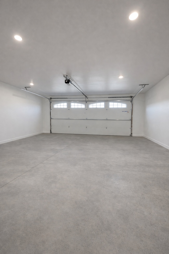 Building Photo - 1112 Reserve St N