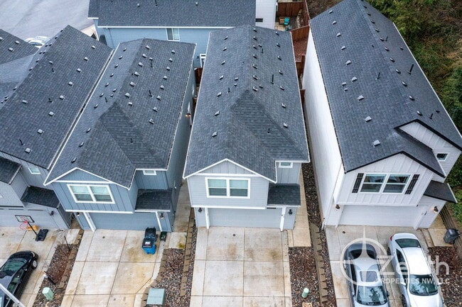 Building Photo - 113 NE Newhouse Rd