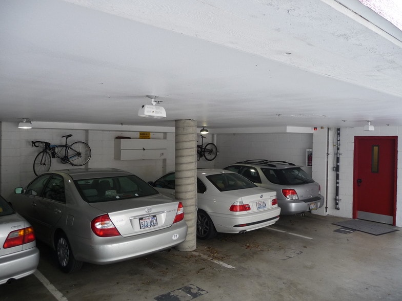 parking available for 4 cars - 208 Boylston Ave E