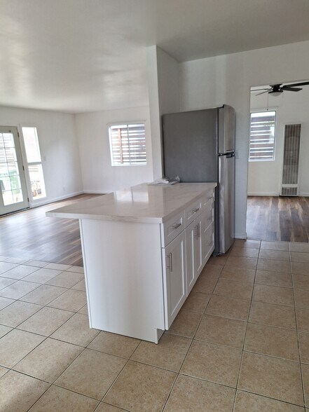 Building Photo - 1835 N Ave 53