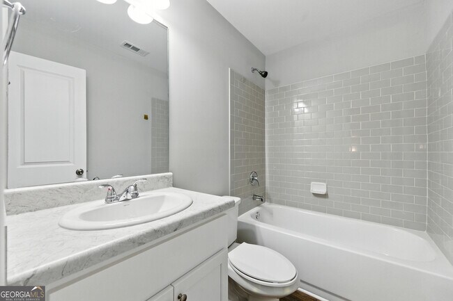 Building Photo - 2017 Oak Park Ln