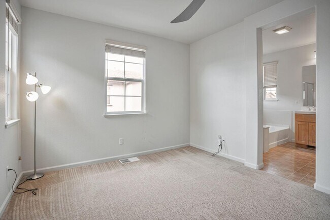Building Photo - 1658 Glenmore Dr