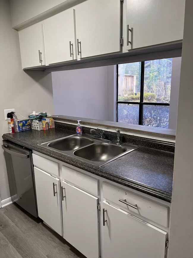 Building Photo - Room in Condo on Sharon Chase Dr