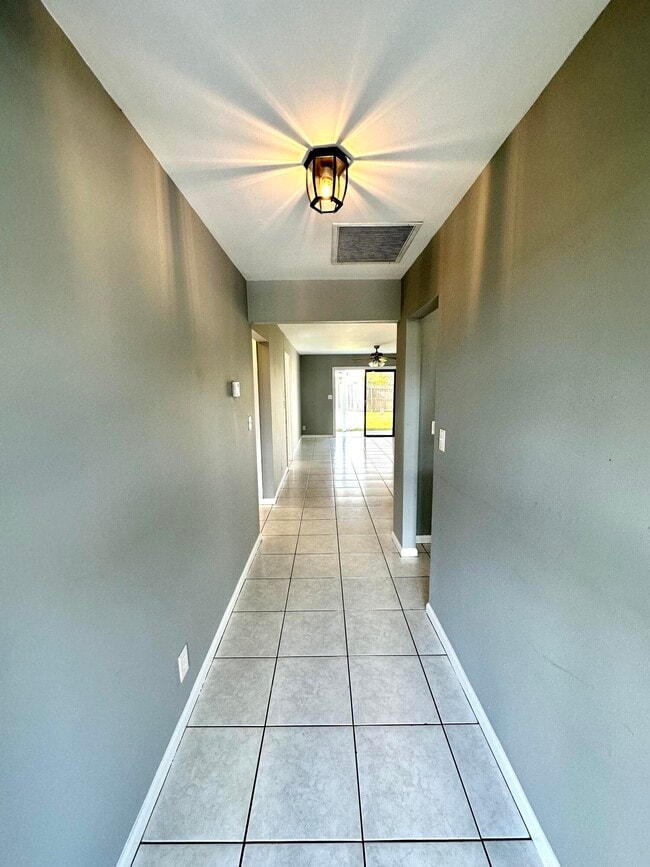 Building Photo - 947 Country Wood Ct