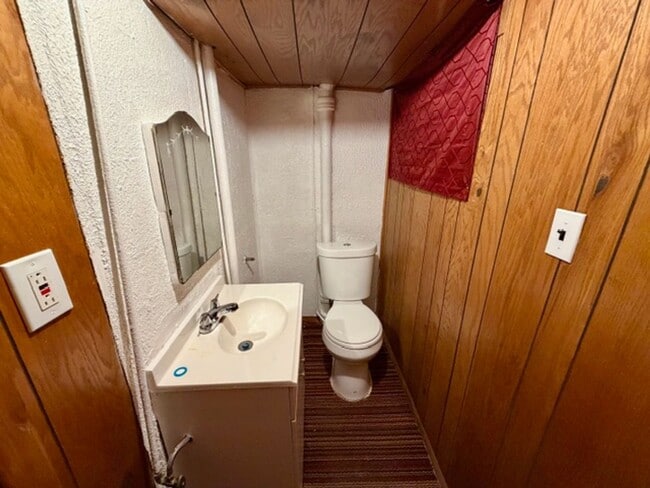 Building Photo - 3 Bedroom 1 1/2 Welcome Section 8