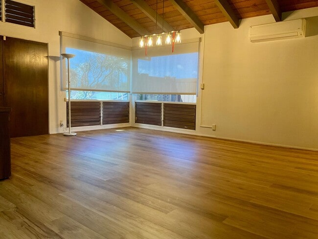 Building Photo - Spacious & Desirable 4/2/2 Single Family H...