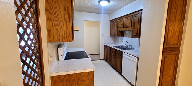 Building Photo - 3006 Hilldale Dr