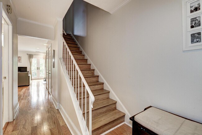Building Photo - 1624 Belmont St NW
