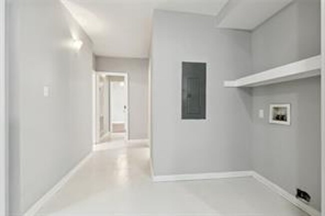 Building Photo - Three Bedroom Double